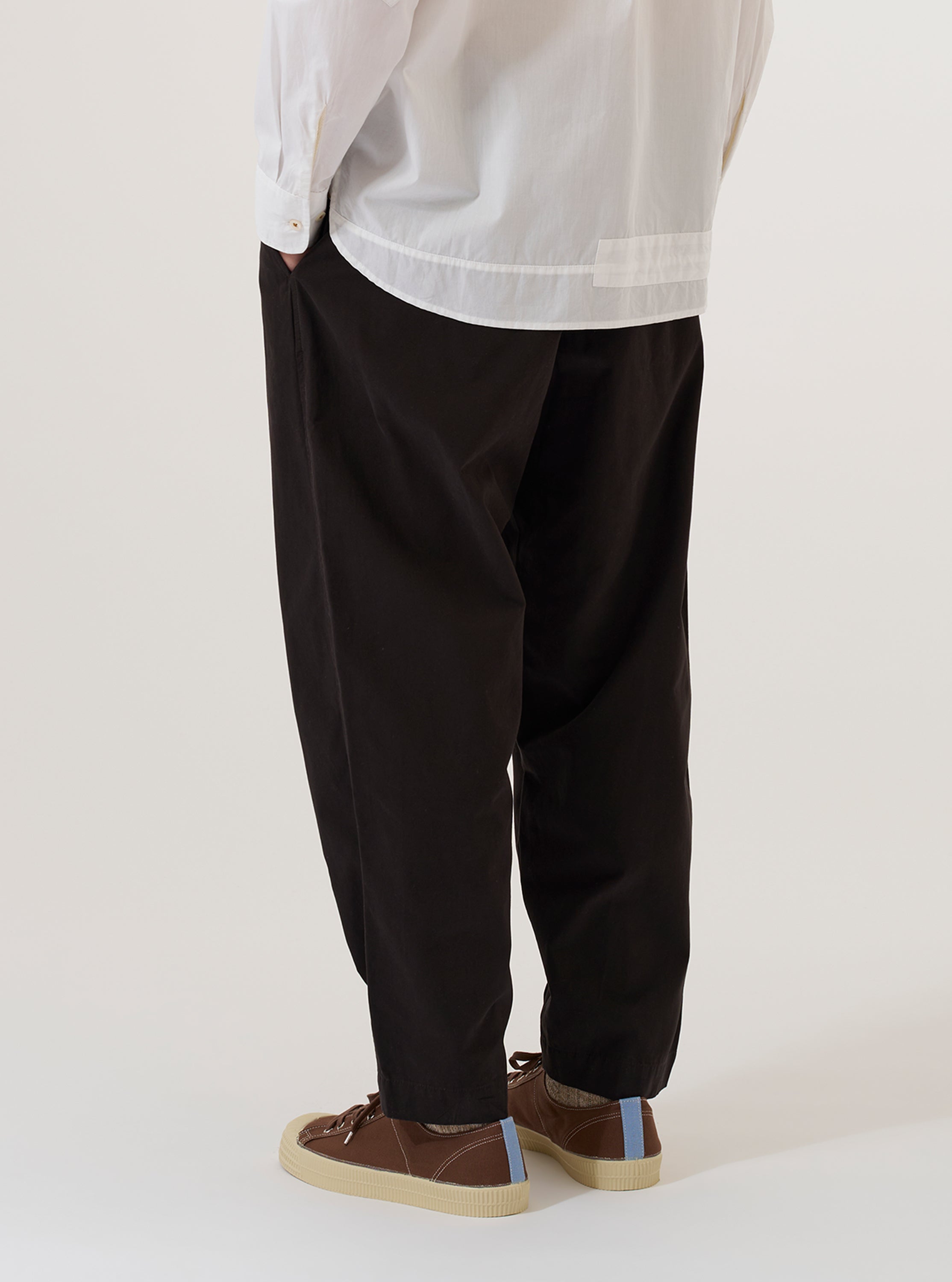Men's Licorice Summer Canvas Pleated Track Pant – Universal Works Men's Licorice Summer Canvas Pleated Track Pant – Universal Works